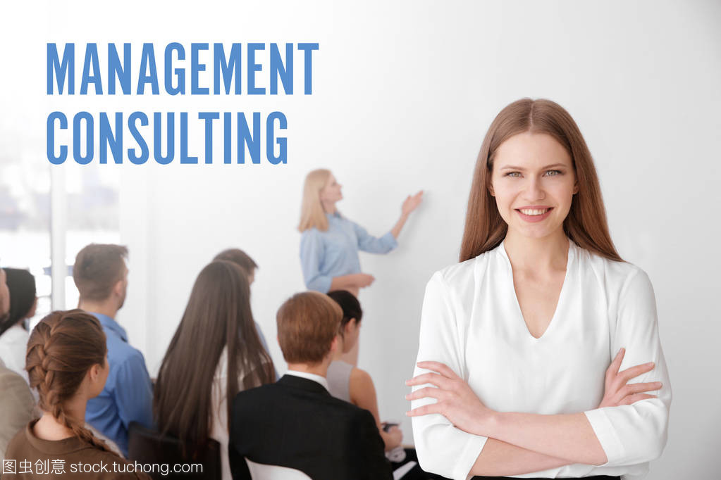 管理咨詢的概念。青年婦女和會(huì)議管理人員小組